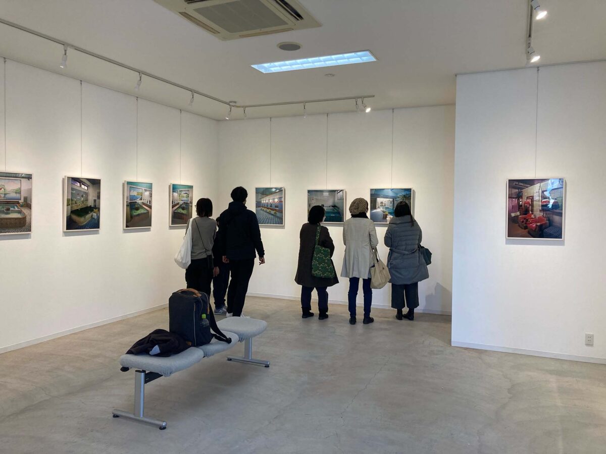 2022年Local public bath “Sento”伊勢現代美術館写真展会場来客風景