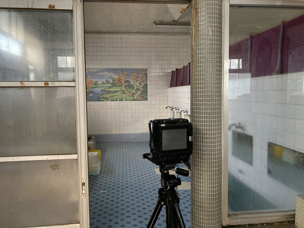 三重県津市さくら湯浴室大判写真機撮影待機中