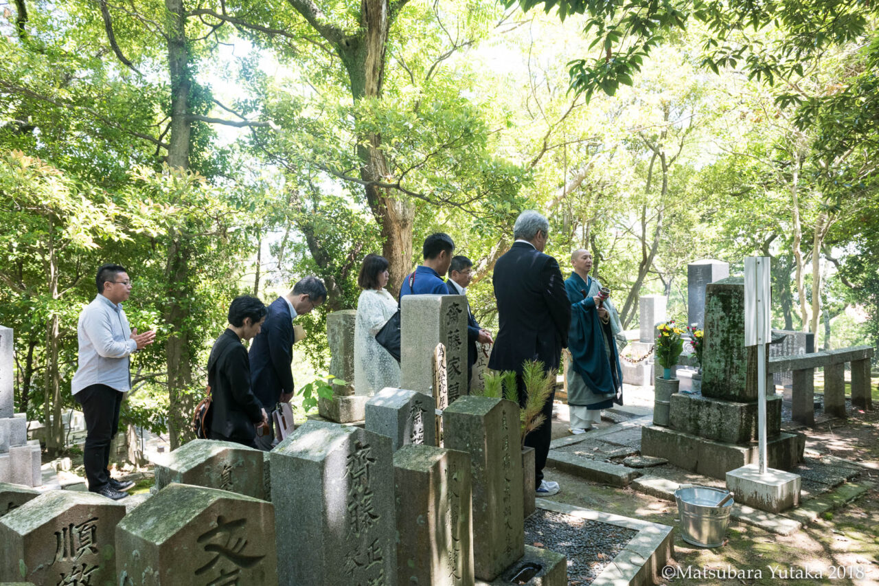 三重県津市四天王寺で毎年6月1日に三重県カメラ商組合のみなさんで行われている墓参